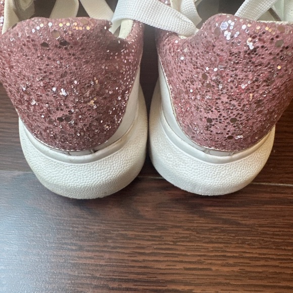 Alexander McQueen Classic white shoes with shiny pink tail - Picture 4 of 5